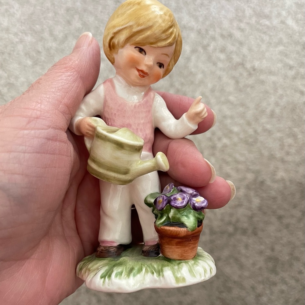Goebel Hummel figurine Boy watering flowers 1978 4" tall. Excellent condition.